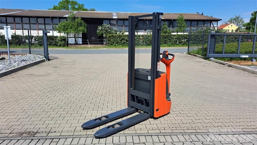 Linde L12- BR1172 Empilhador para operador externo