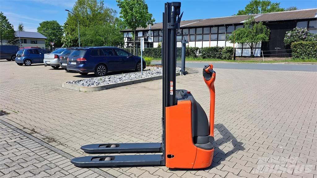 Linde L12- BR1172 Empilhador para operador externo