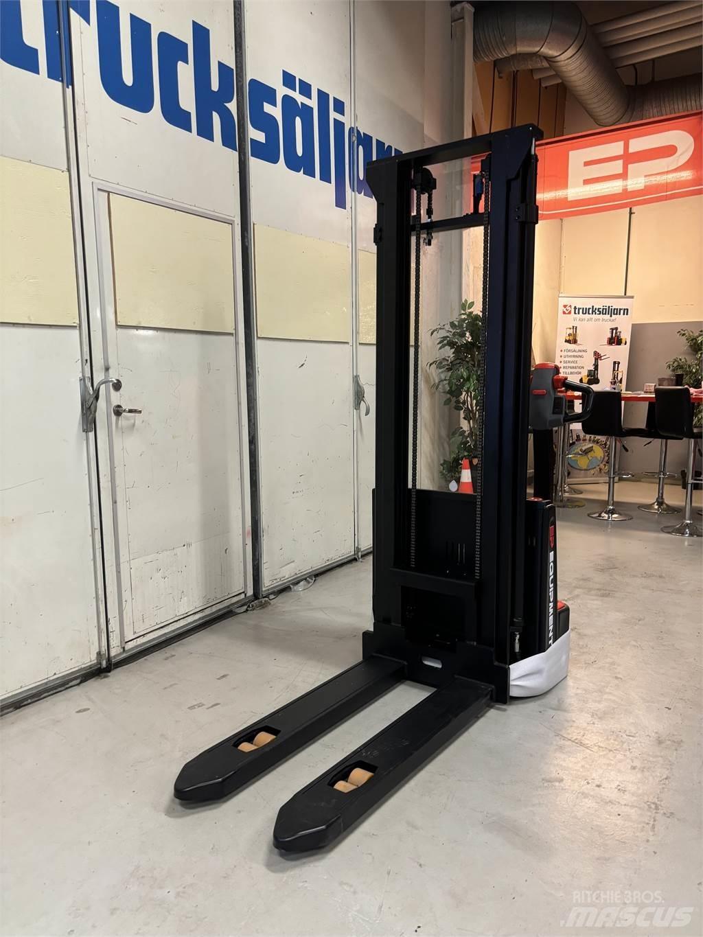 ESA 121 Empilhador para operador externo