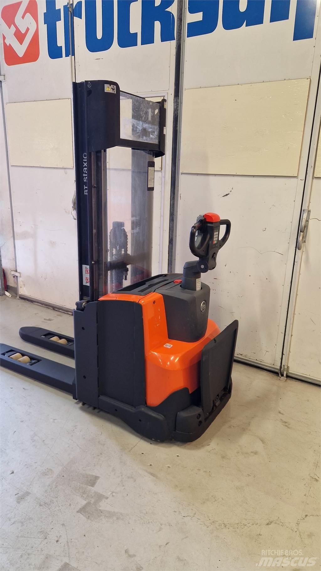Toyota SWE140L Empilhador para operador externo