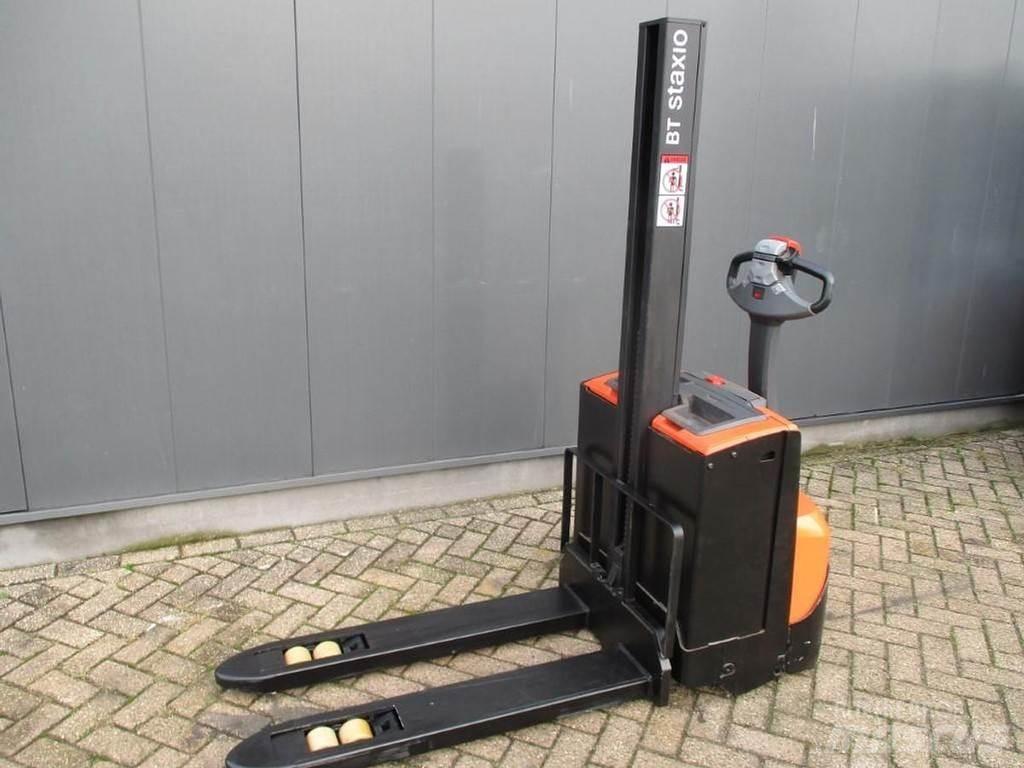 BT SWE 080L Empilhador para operador externo