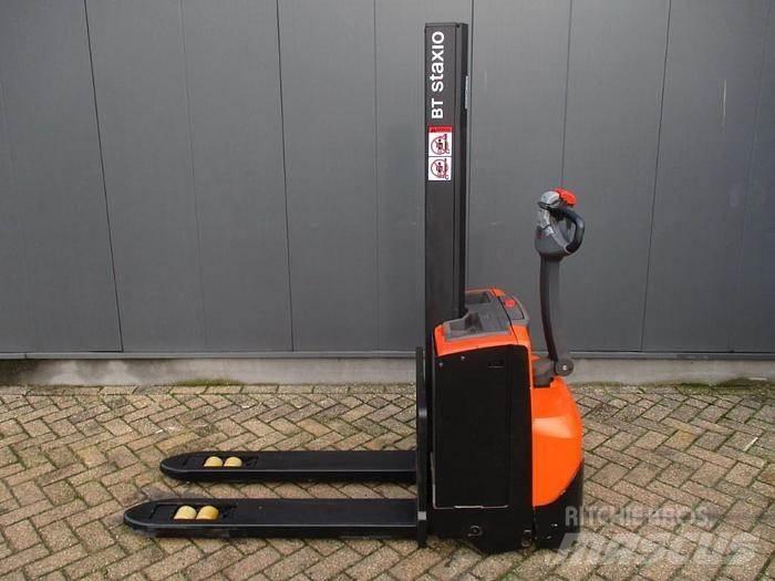 BT SWE 080L Empilhador para operador externo