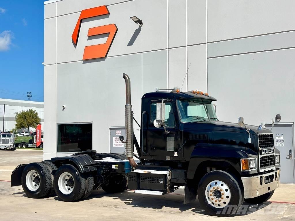 Mack Pinnacle Cavalos Mecânicos