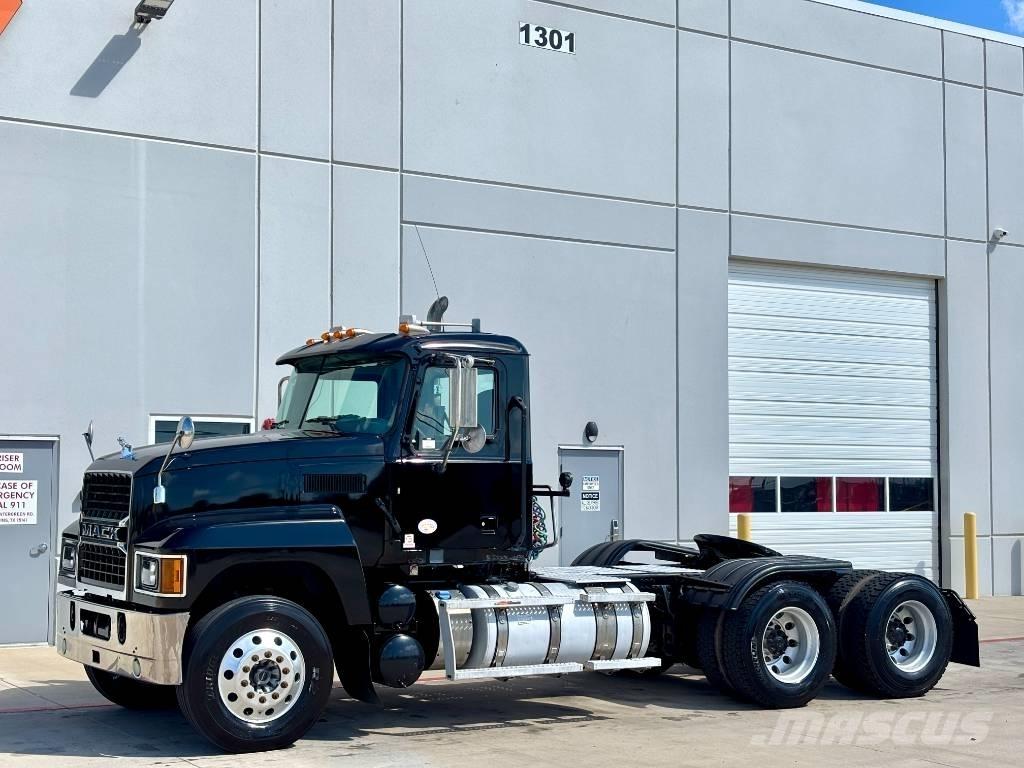 Mack Pinnacle Cavalos Mecânicos