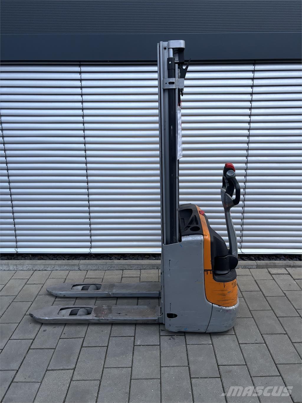 Still EXV 10 Self propelled stackers