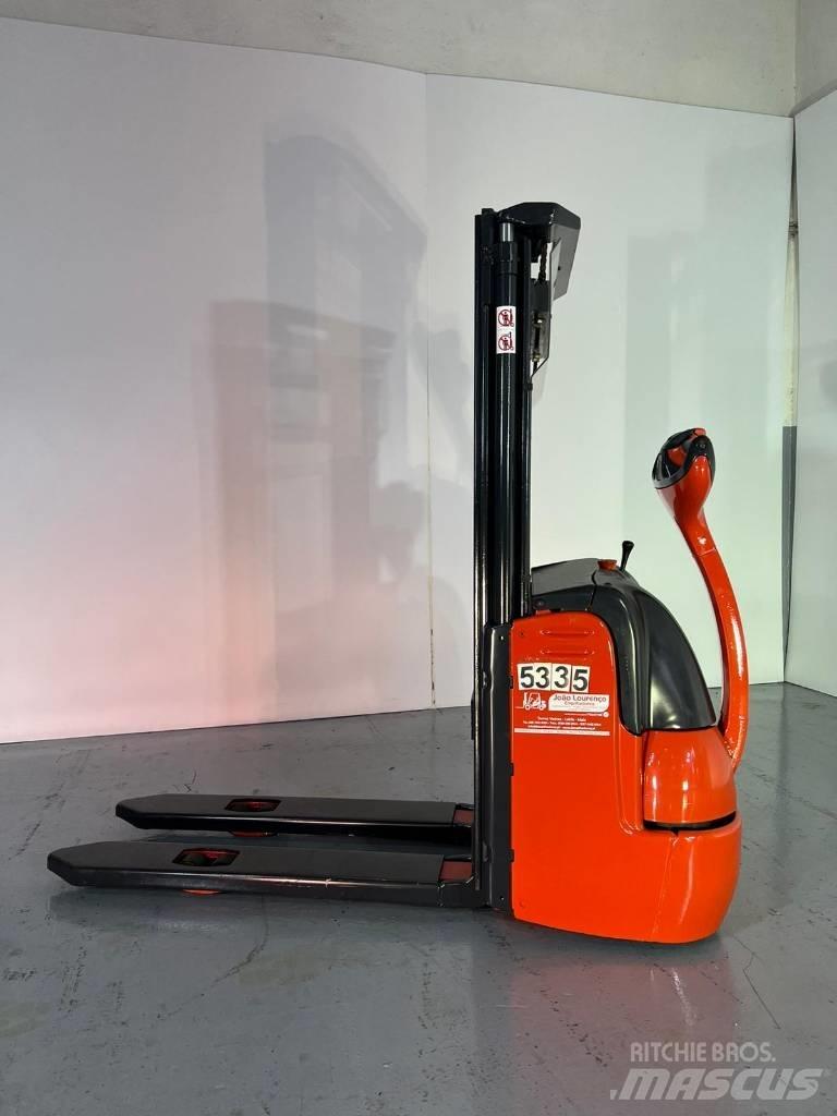 Linde L12 Self propelled stackers
