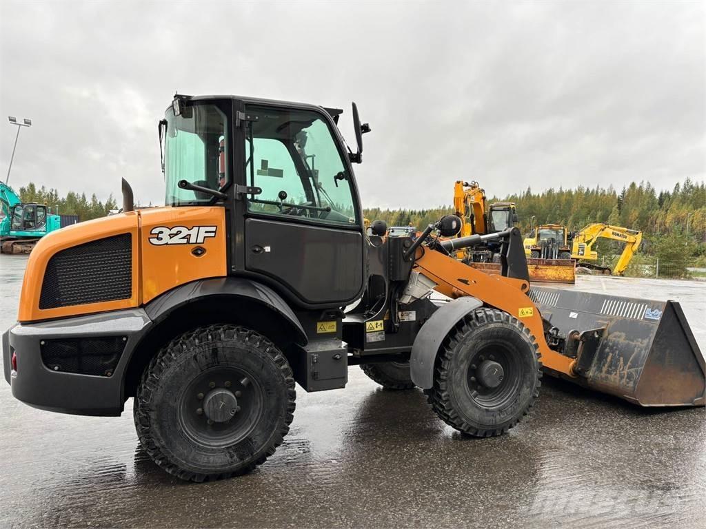 CASE 321f Carregadeiras de rodas