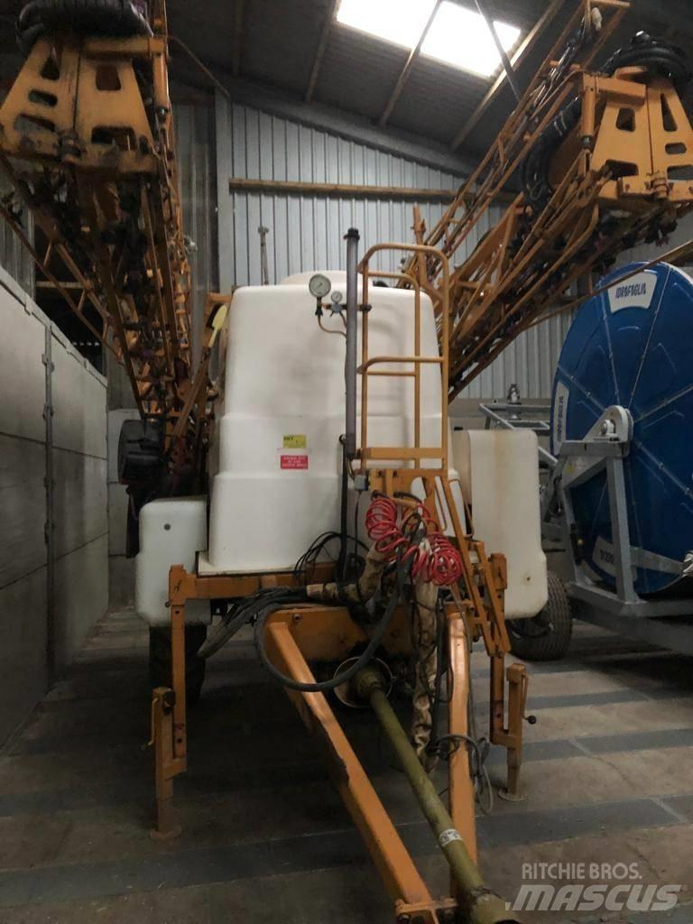 Knight EUA 3800 Pulverizadores rebocados