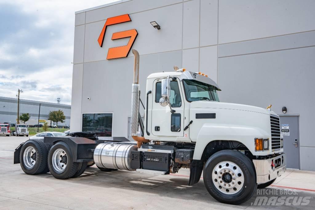 Mack Pinnacle 64T Cavalos Mecânicos