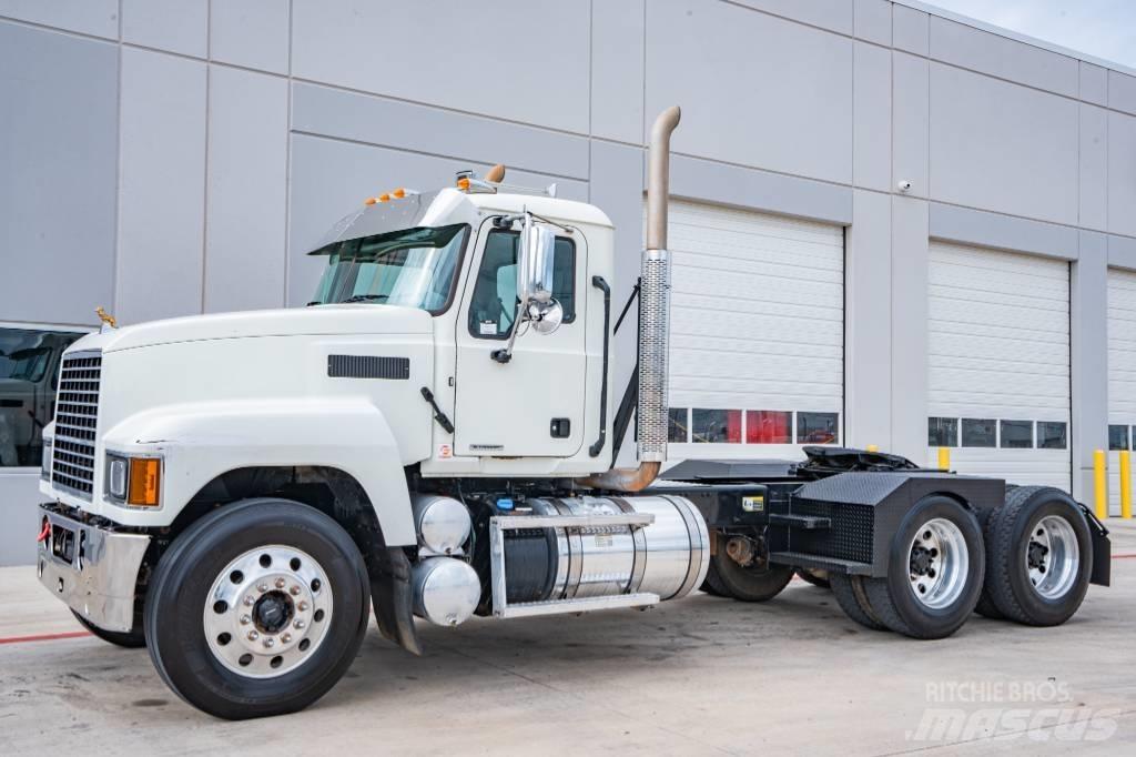 Mack Pinnacle 64T Cavalos Mecânicos