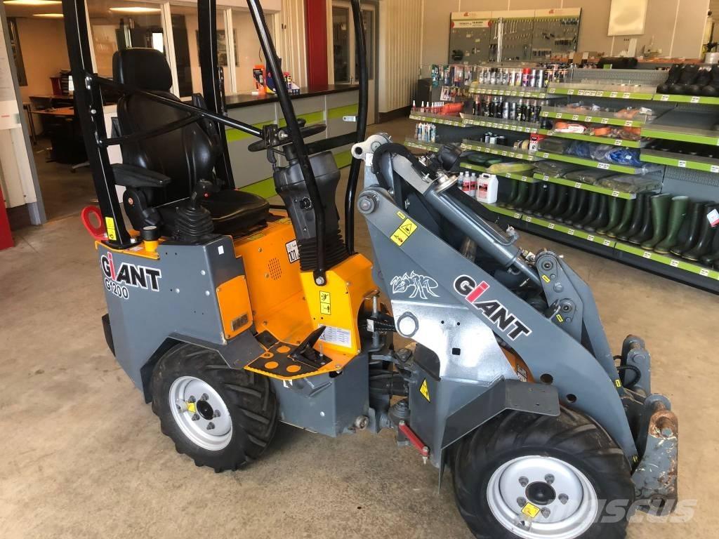 GiANT G 1200 Carregadora multifunções