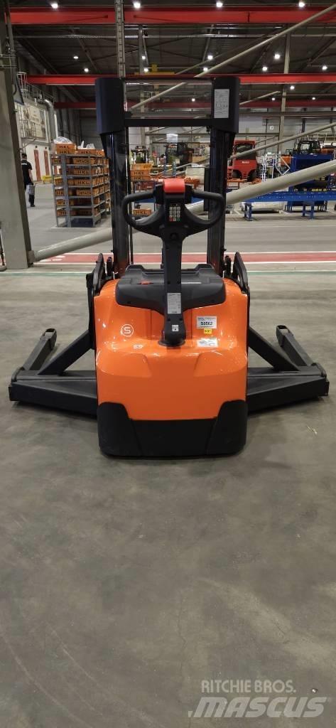 Toyota SWE140S Empilhador para operador externo