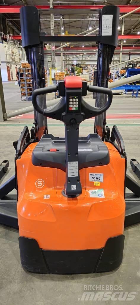 Toyota SWE140S Empilhador para operador externo