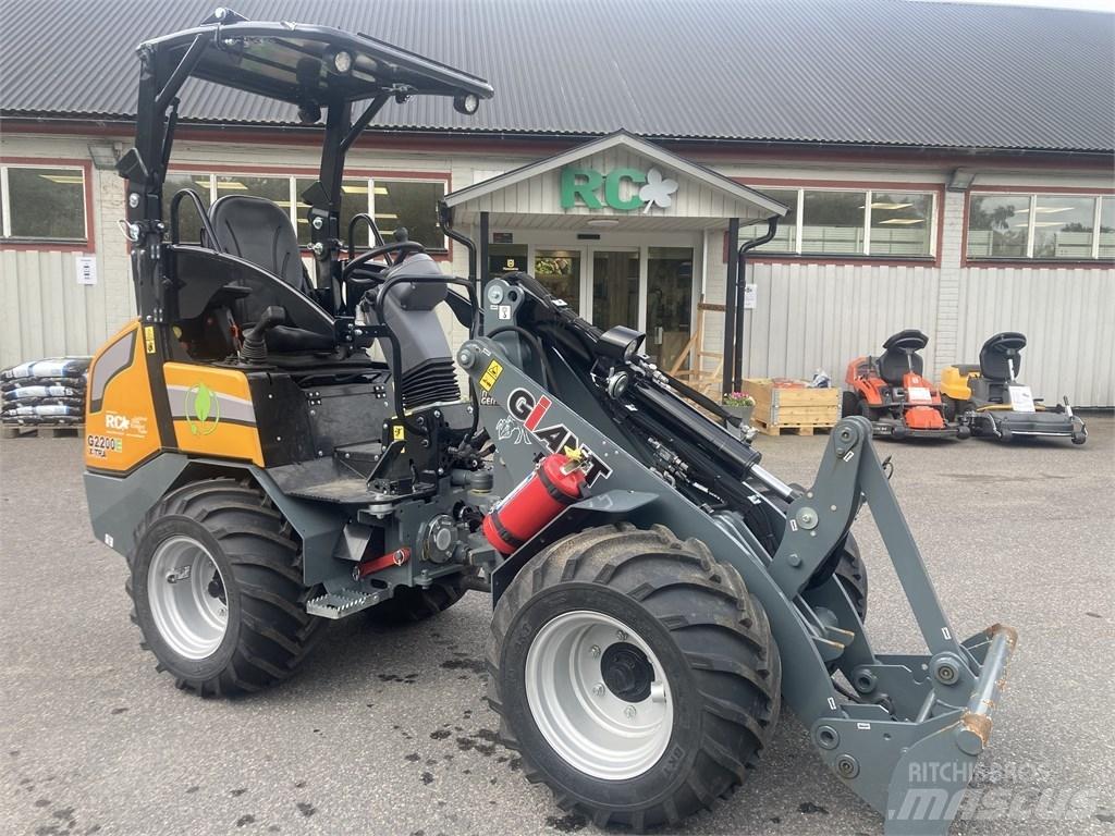 GiANT G2200E Carregadora multifunções