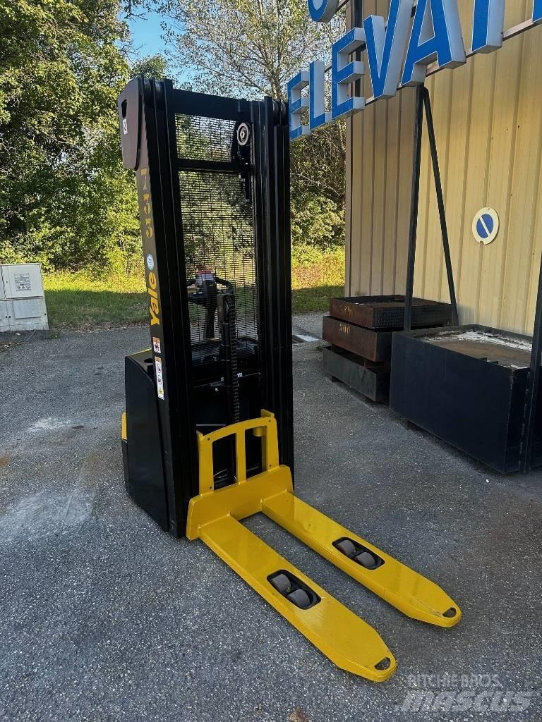 Yale MS 14 AC Empilhador para operador externo