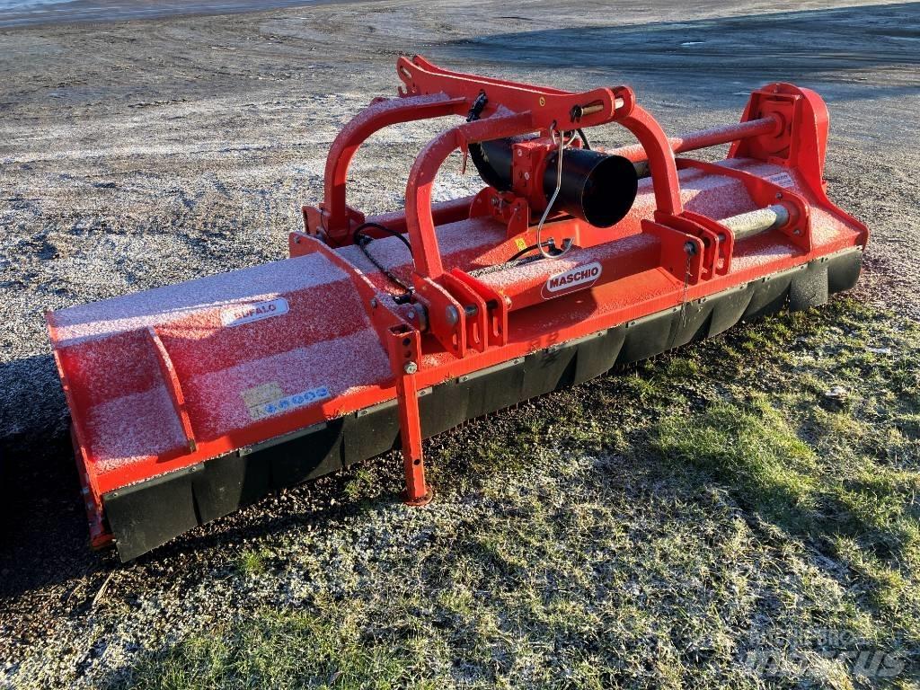 Maschio bufalo 300 Gadanheiras e cortadores de folhas para pastos