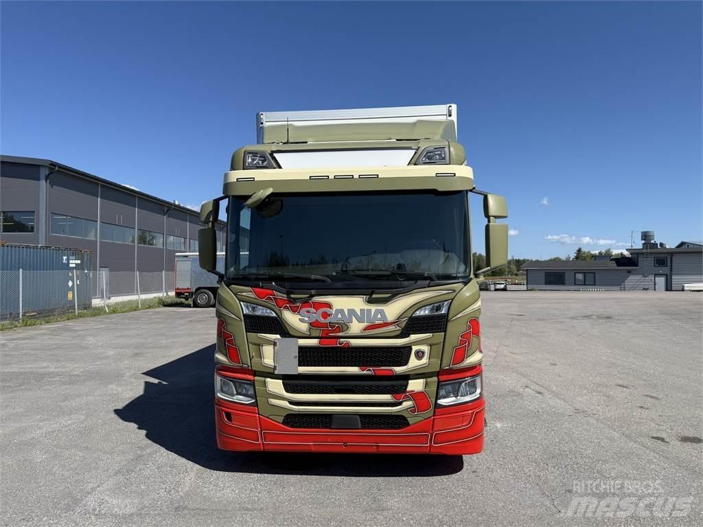 Scania P320 4X2 Caminhões de caixa fechada