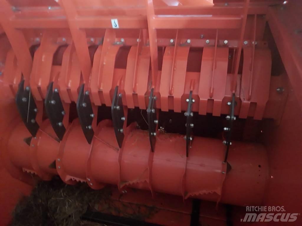 Kubota BC 1300 PRO Cortadores, moinhos e desenroladores de fardos