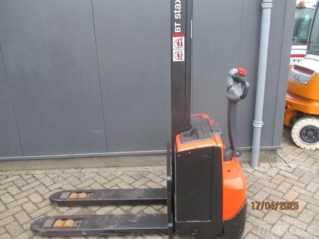 BT SWE 080L Empilhador para operador externo