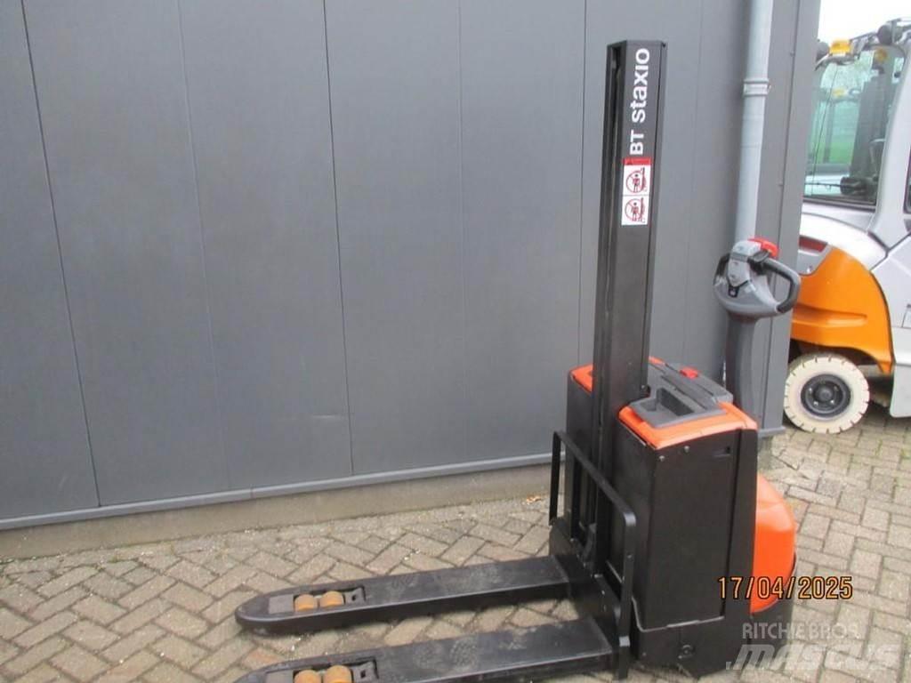 BT SWE 080L Empilhador para operador externo