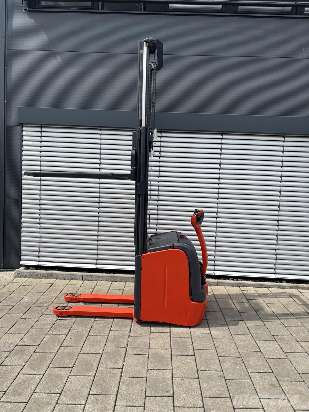 Linde L16 Self propelled stackers