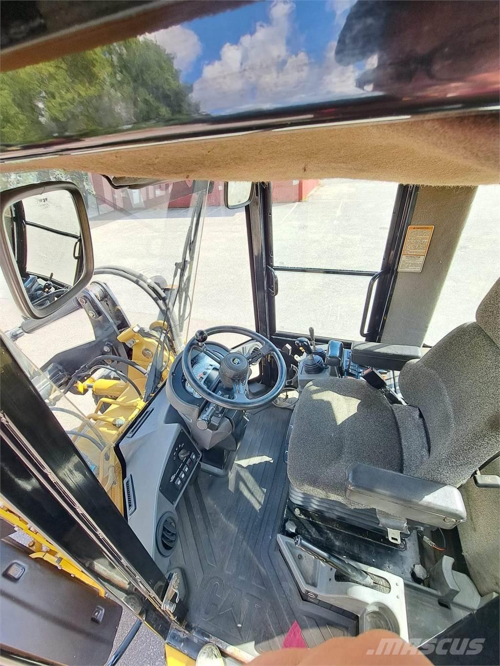 CAT it28 Carregadeiras de rodas