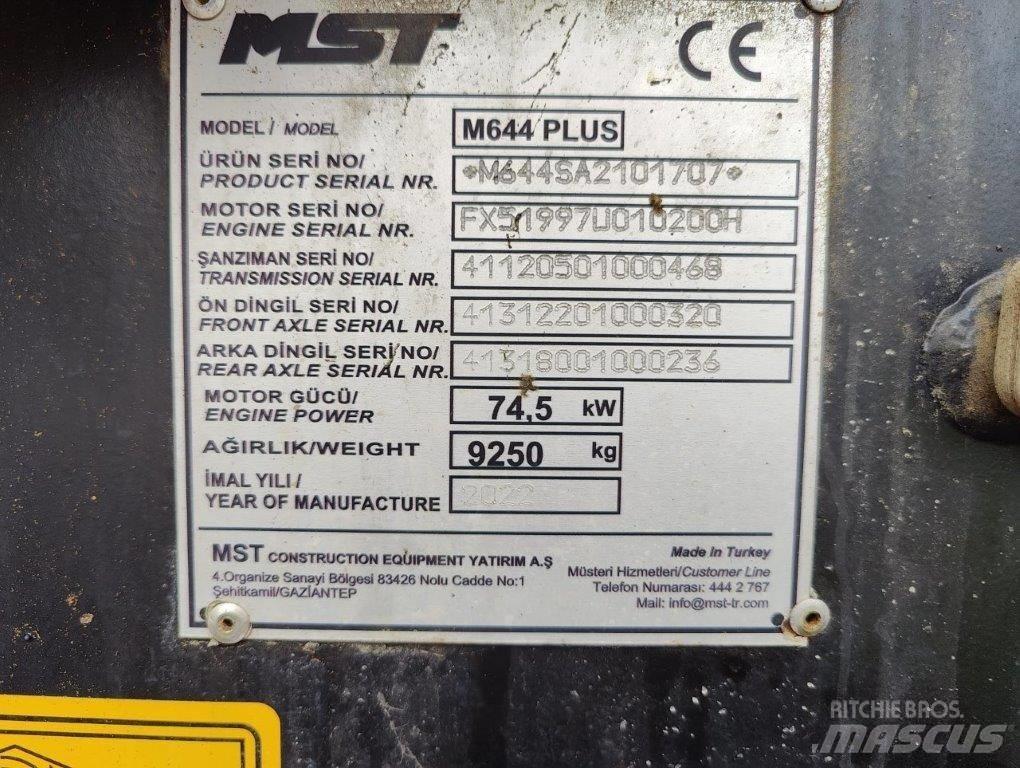 MST M644PLUS Retroescavadeiras