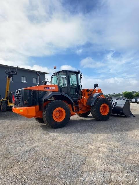 Hitachi ZW 220 Carregadeiras de rodas