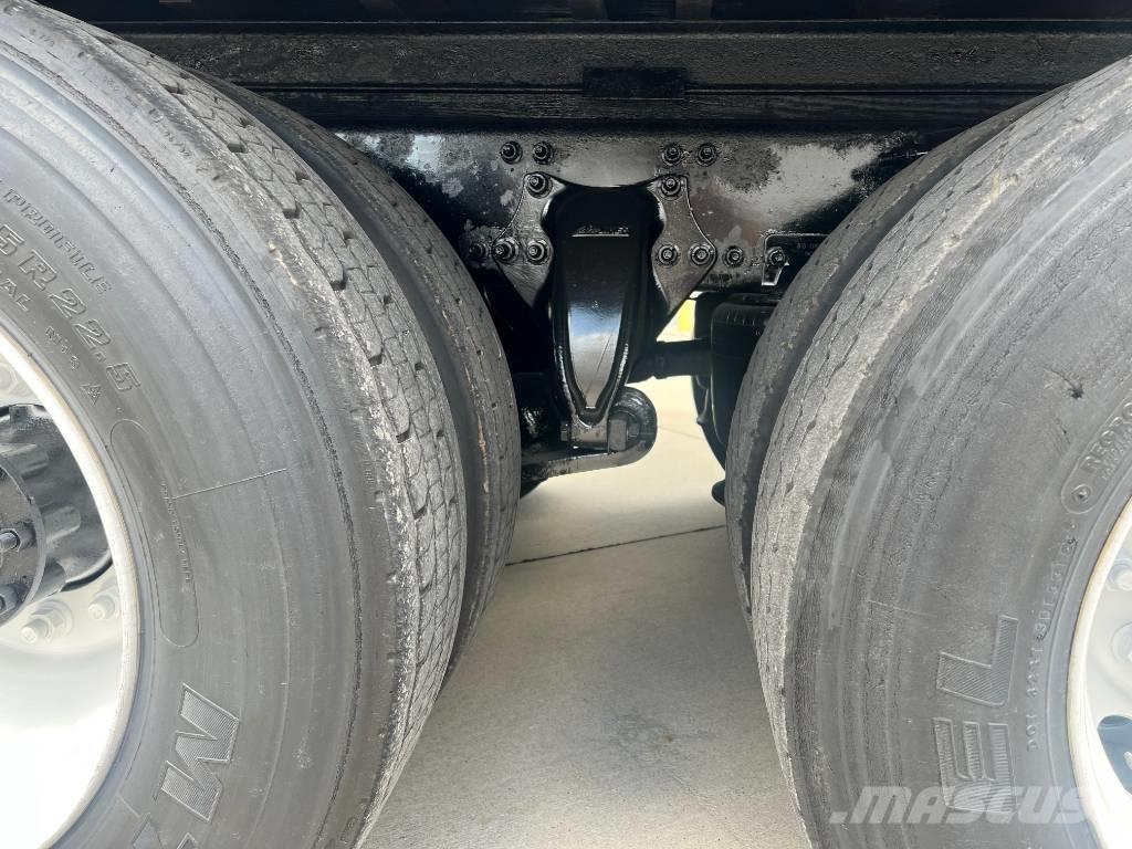 Freightliner M 106 Caminhões de caixa fechada