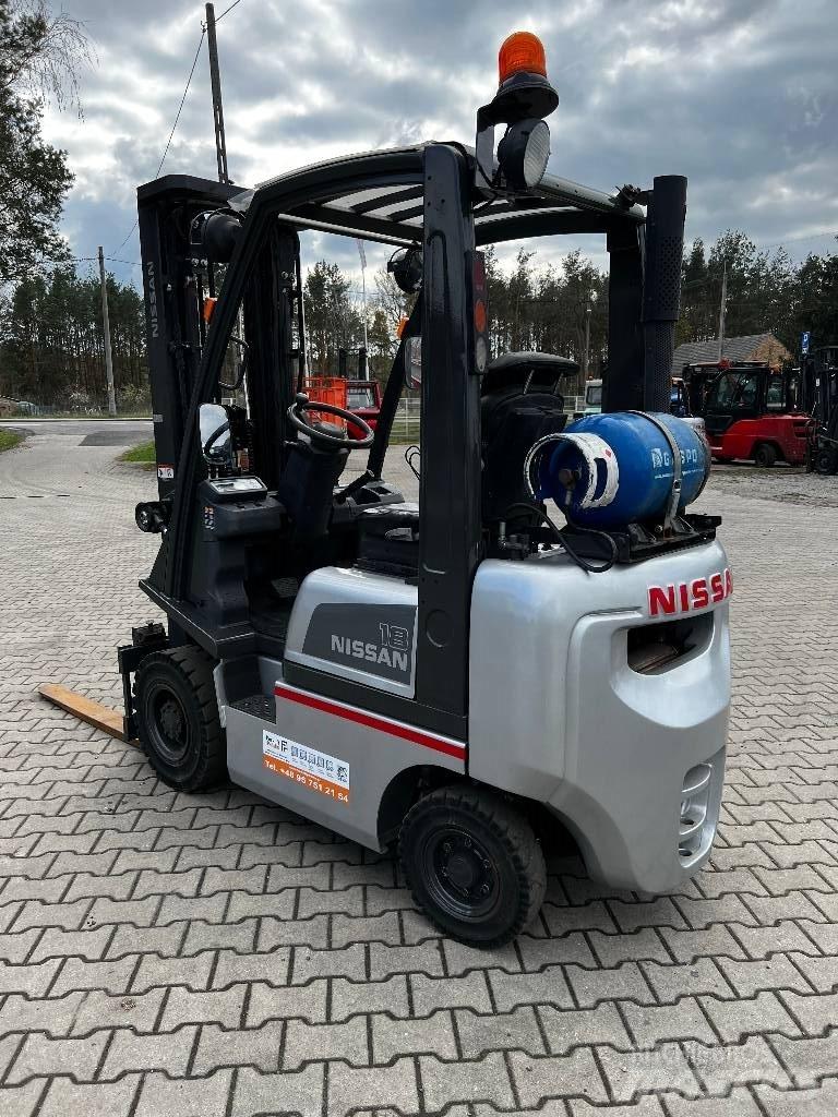Nissan P1D1A18LQ Empilhadores a gás