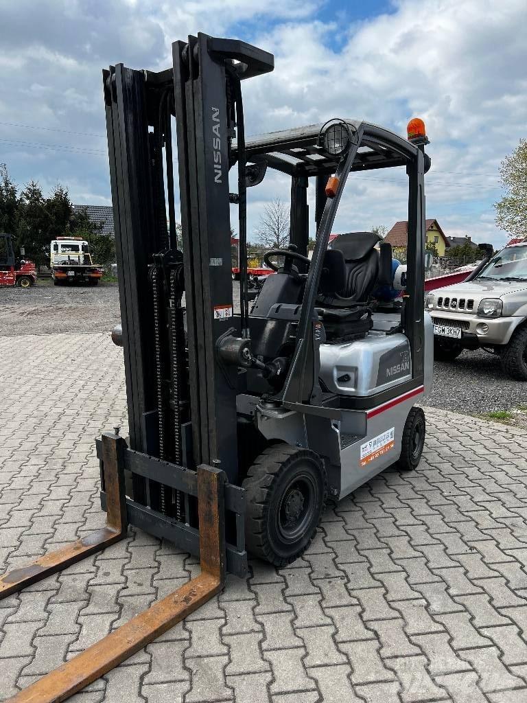 Nissan P1D1A18LQ Empilhadores a gás