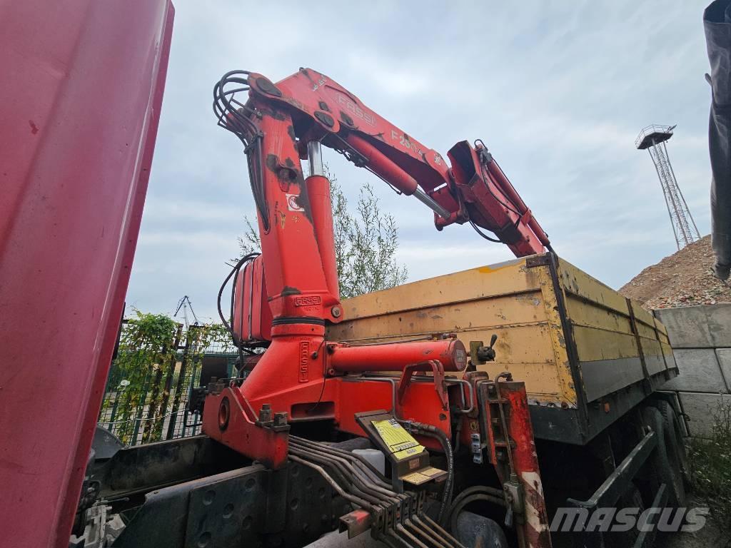 Scania P 94 FASSI Caminhões de caixa fechada