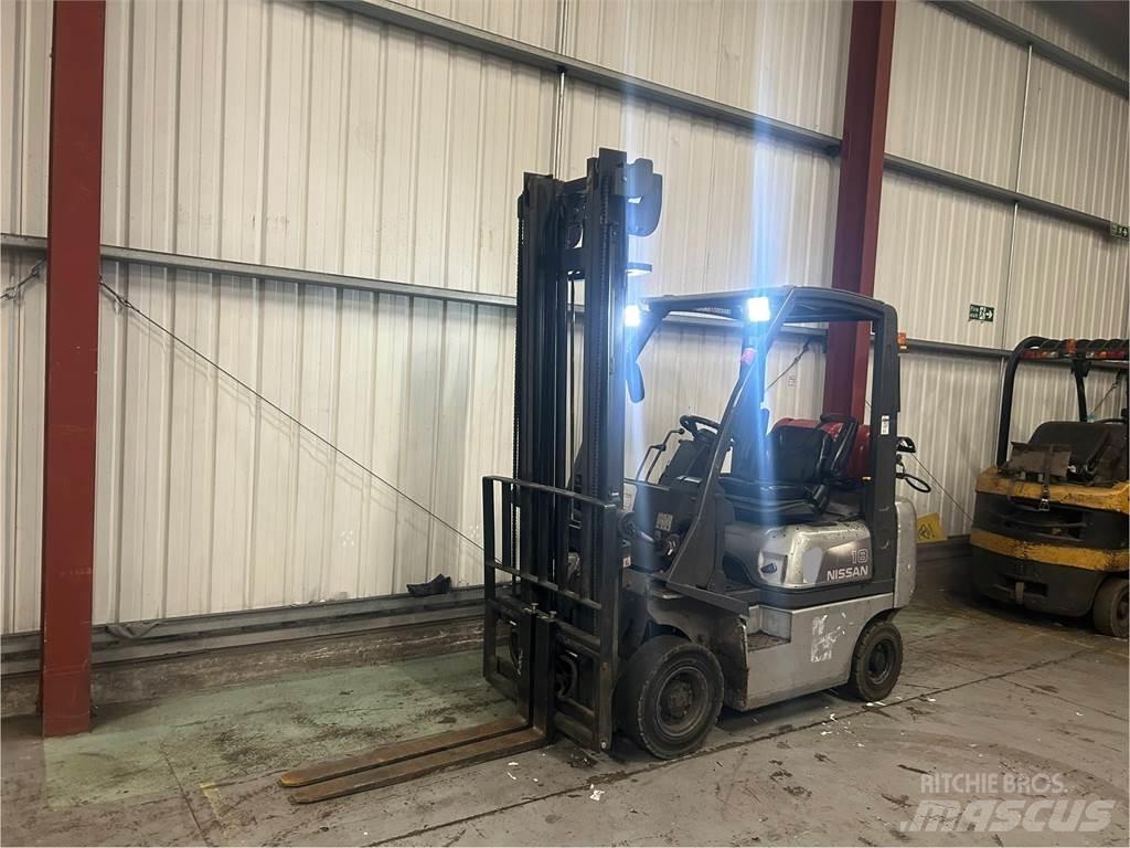 Nissan P1D1A18LQ Empilhadores a gás