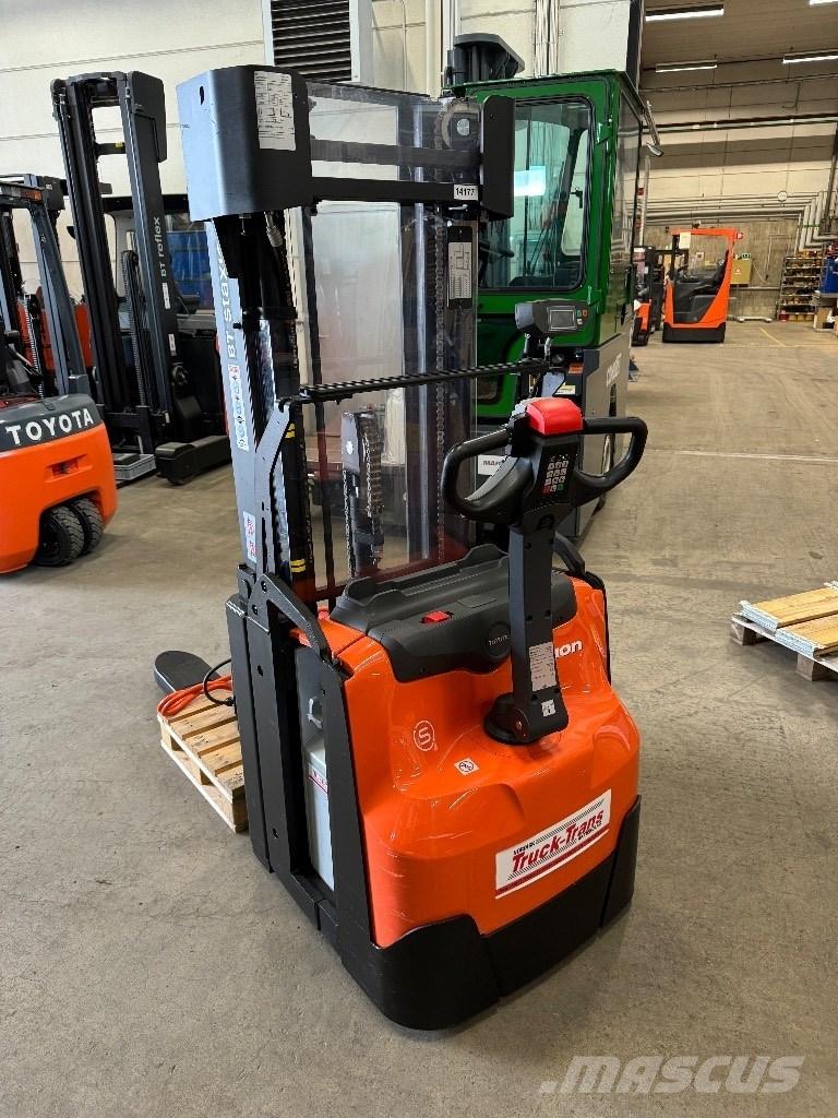 Toyota SWE160L Empilhador para operador externo
