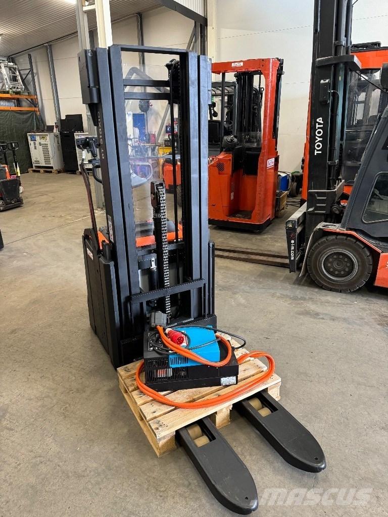 Toyota SWE160L Empilhador para operador externo