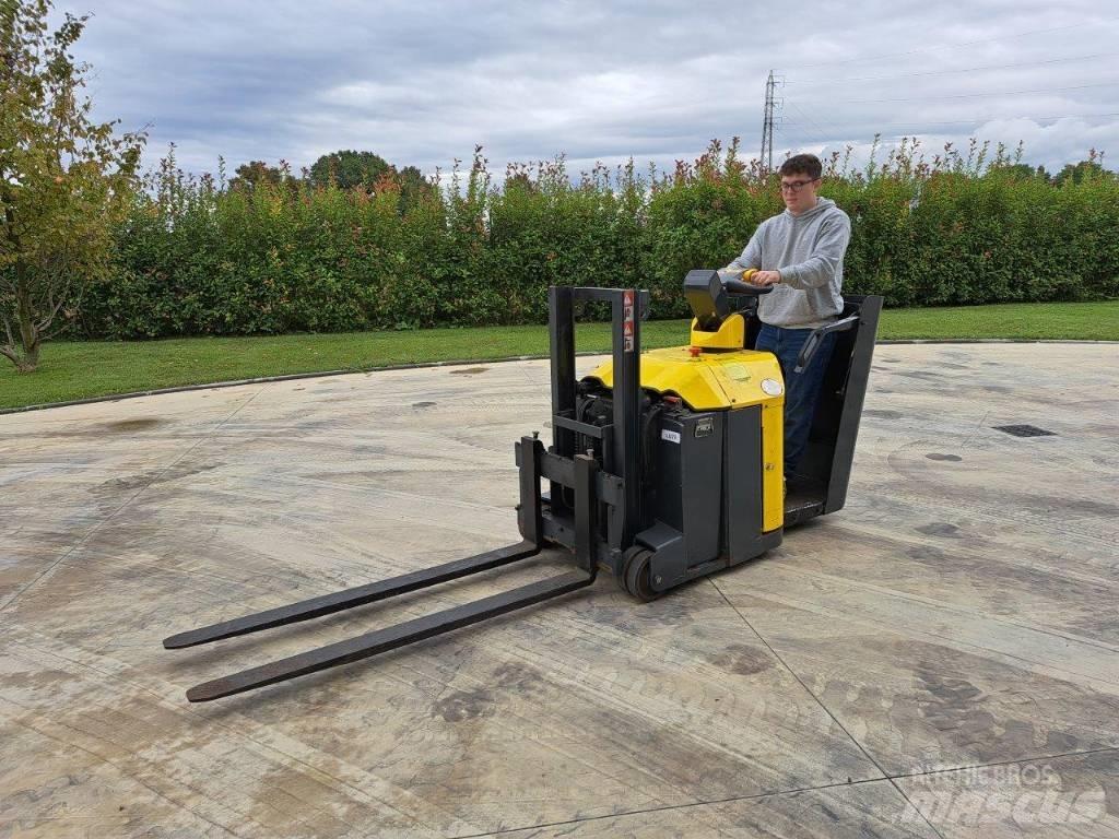Combilift CS 600 Empilhador para operador externo