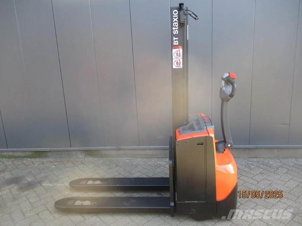 BT SWE 080L Empilhador para operador externo