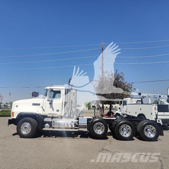 Mack CL733 Cavalos Mecânicos