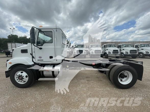 Mack MD6 Camiões de chassis e cabine
