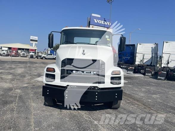 Mack MD6 Camiões de chassis e cabine