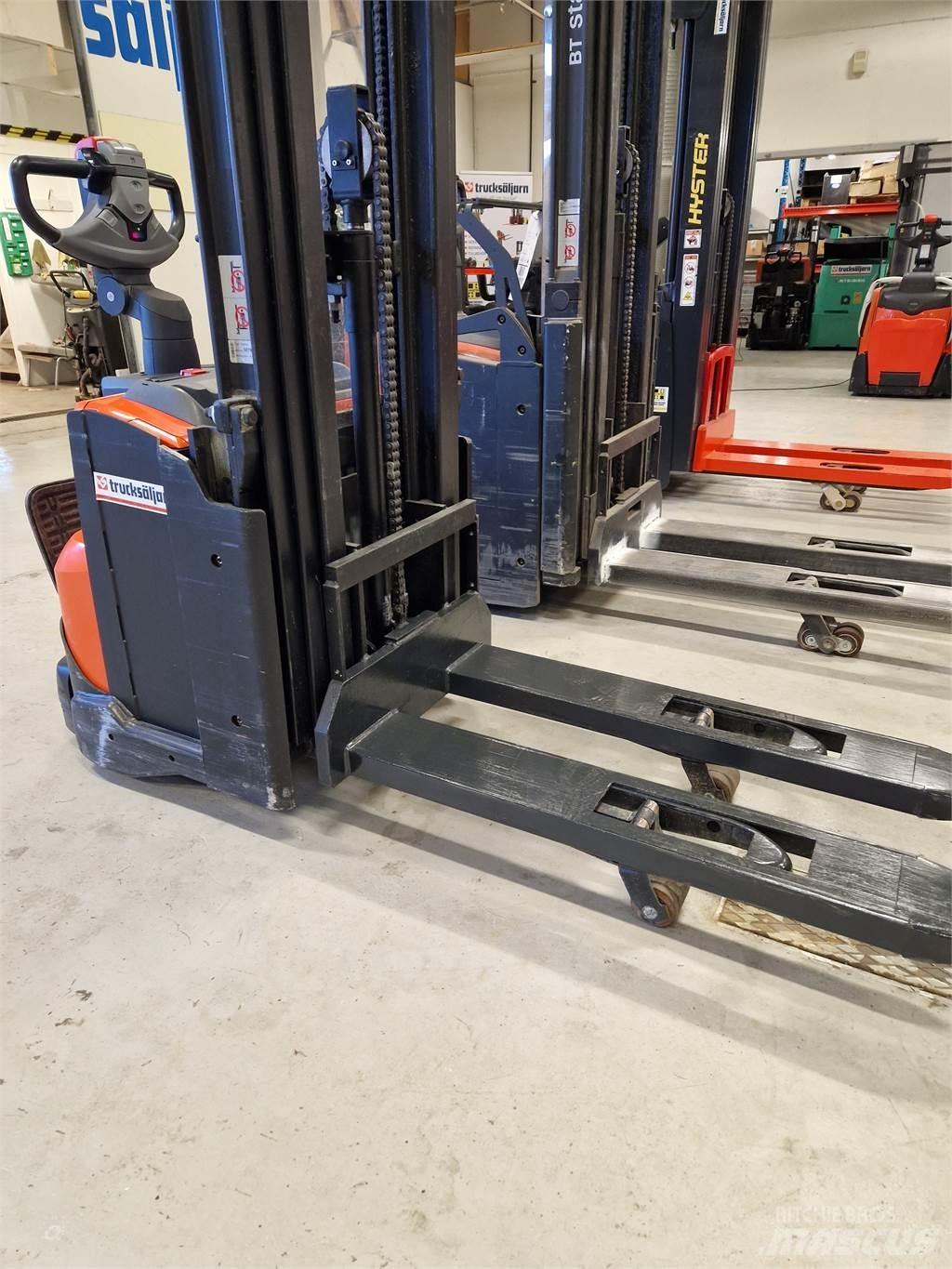 Toyota SWE120L Empilhador para operador externo