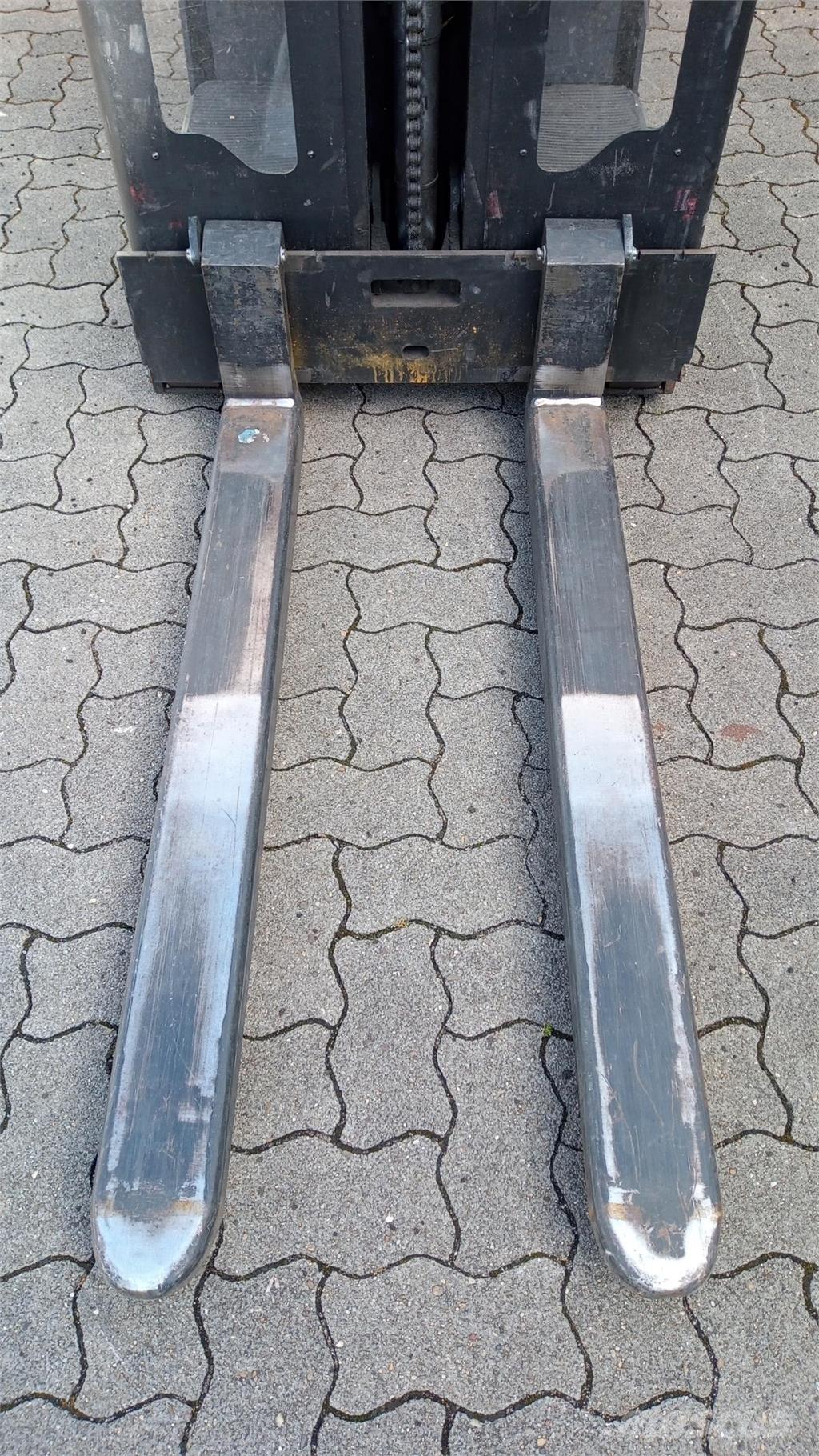 Toyota OSE100 Self propelled stackers