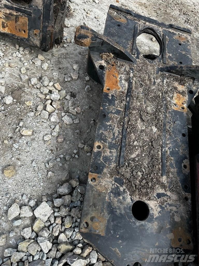 Komatsu 895 Chassis e suspensões