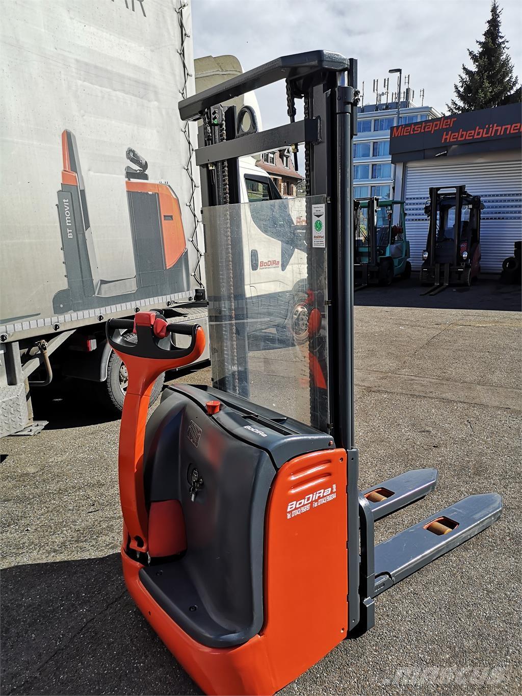 Linde L12 Self propelled stackers