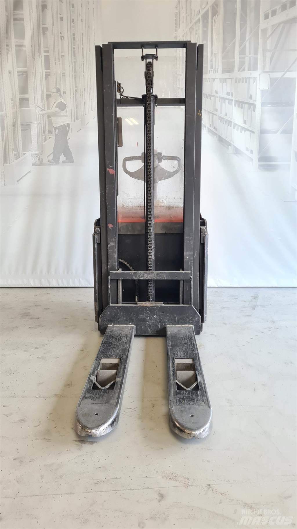 Toyota SWE120 Empilhador para operador externo