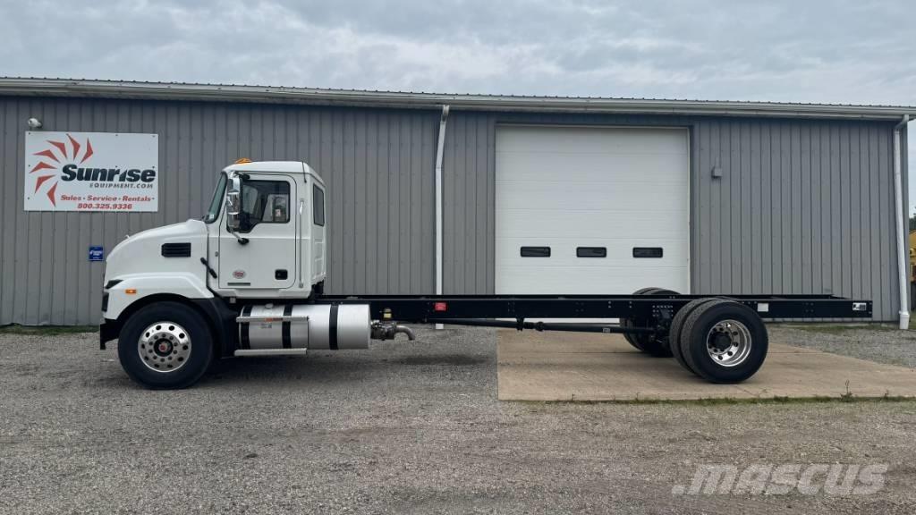  2025 Mack MD 6 Camiões de chassis e cabine
