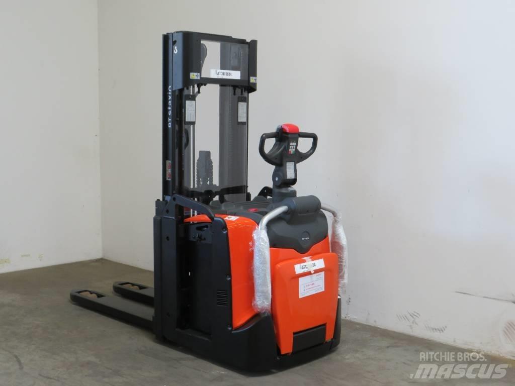 BT SPE 120 L GB Empilhador para operador externo