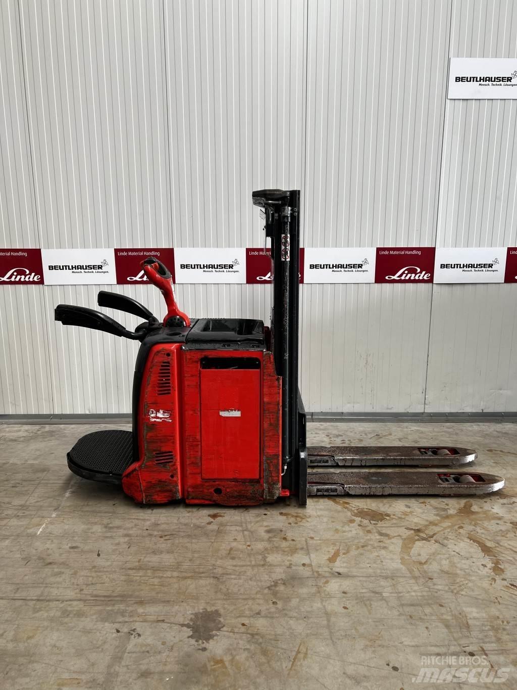 Linde D12AP Empilhador para operador externo