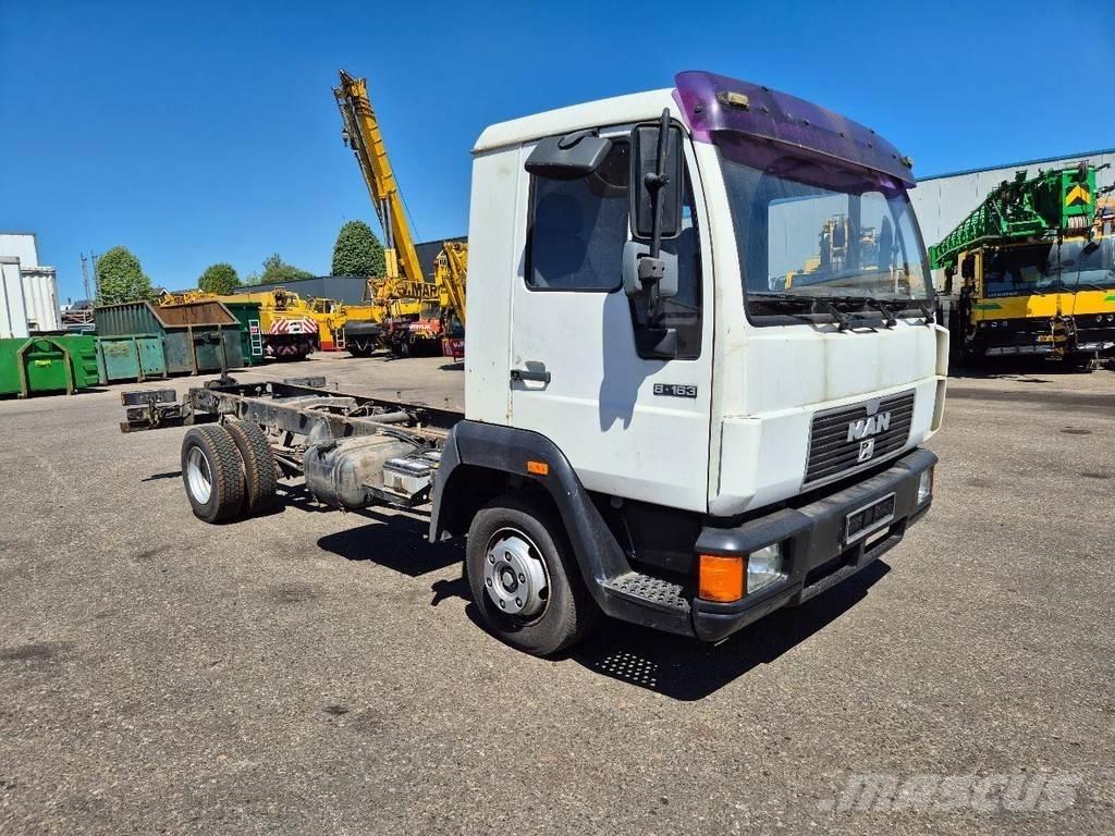 MAN LE 2000 Camiões de chassis e cabine