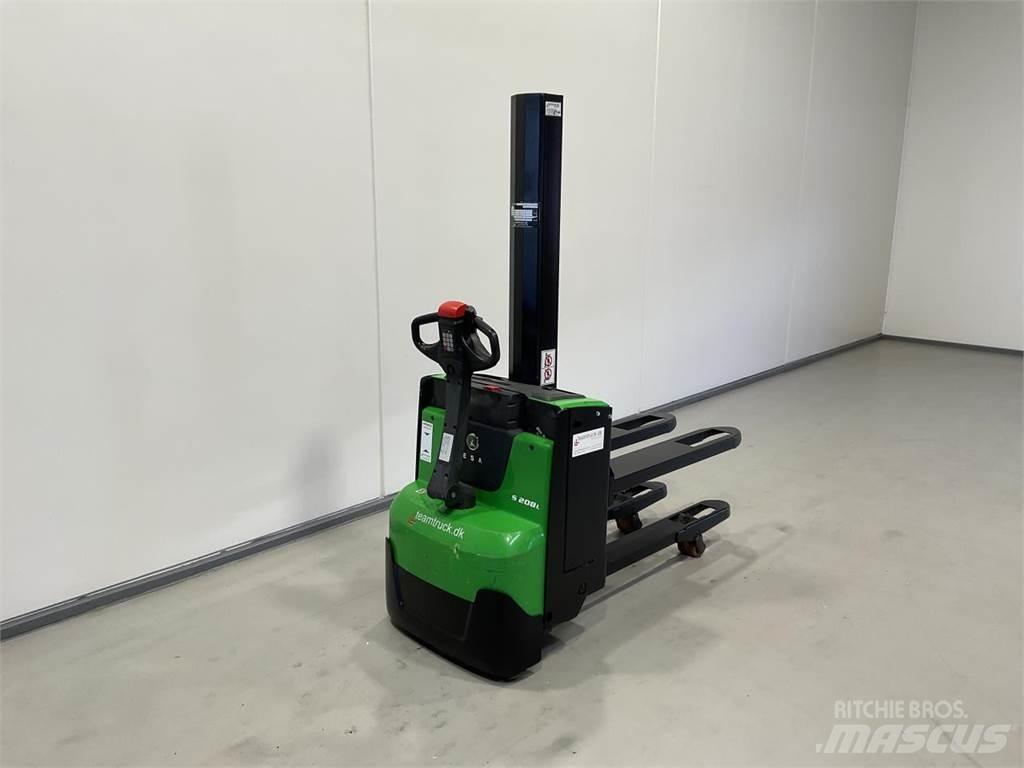 Cesab S208L Self propelled stackers